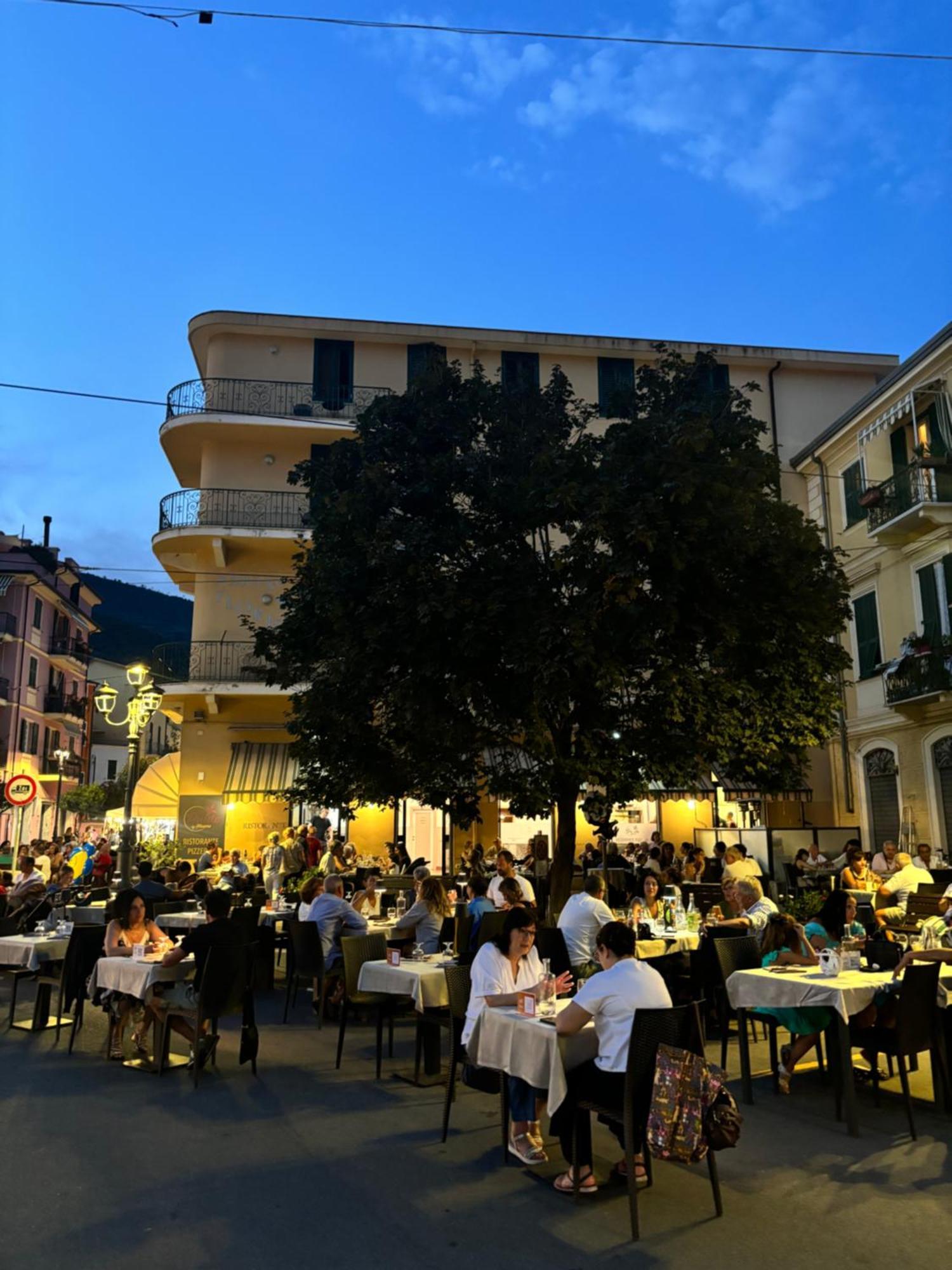 Albergo Florida Taggia Exteriör bild