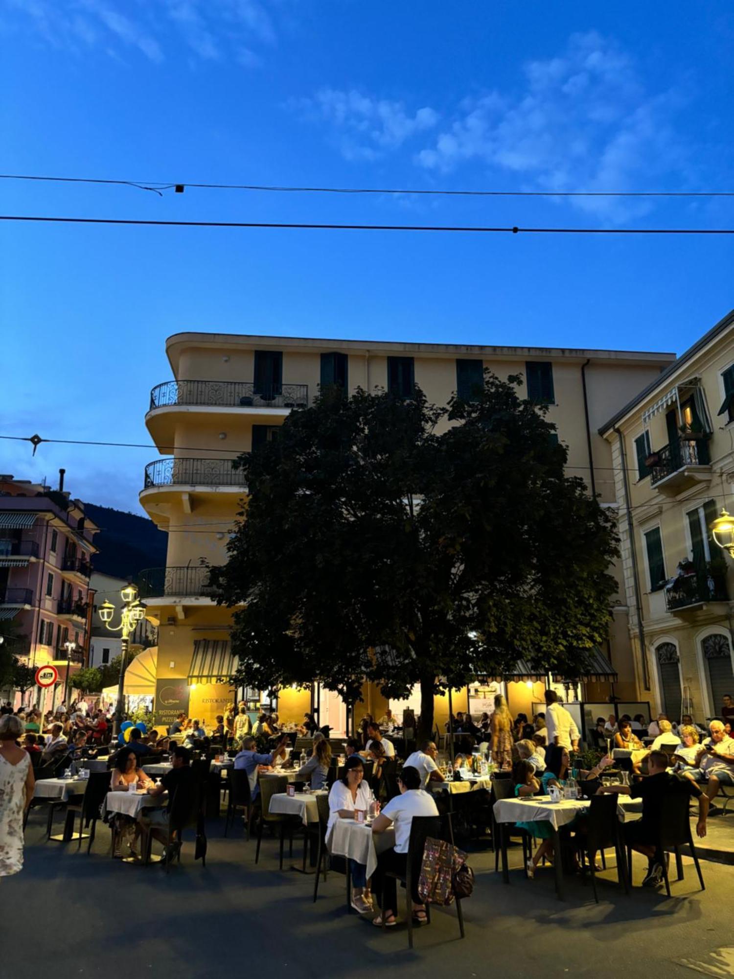 Albergo Florida Taggia Exteriör bild